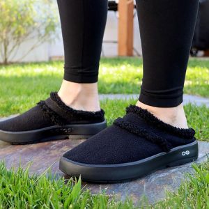 OOFOS ウーフォス リカバリーサンダル レディース ウークージーミュール ブラック OOcOOzie Mule リカバリーシューズ ムートン スリッポン ルームシューズ